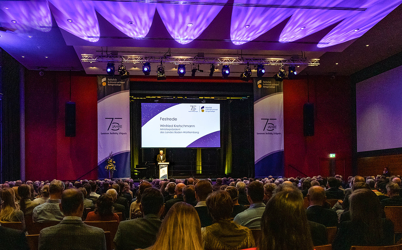 Bild vom vollbesetzten Saal in der Stadthalle