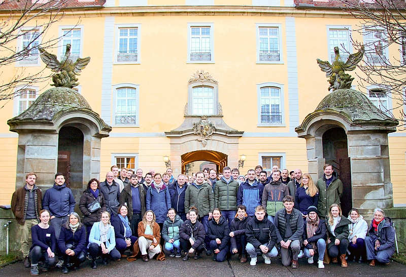 Gruppe mit ca. 30 Personen vor historischem Gebäude.