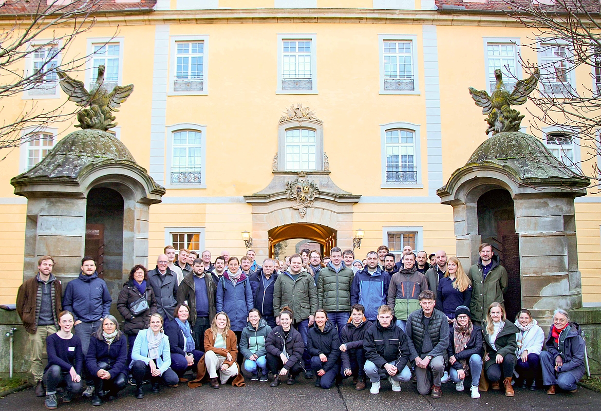 Gruppe mit ca. 30 Personen vor historischem Gebäude.