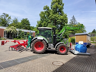 seitliche Ansicht Traktor mit Sämaschine Frontrahmen Wassertrank 