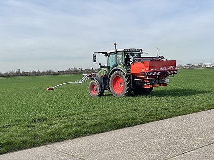 Traktor mit digitalen Hilfsmitteln auf dem Feld