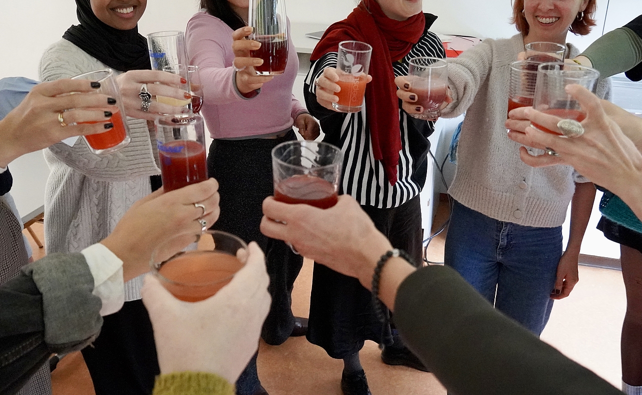 Kunsttherapie Master Studierende stoßen mit alkoholfreihem Cocktail zum Studienstart an