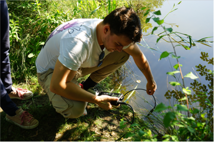 Leitfähigkeitsmessung am Teich (Foto: D. Almeida-Streitwieser)