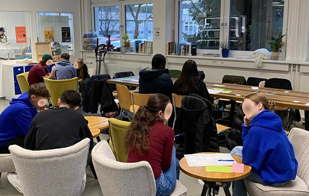 Schüler*innen machen Teamarbeit in Sitzgruppen