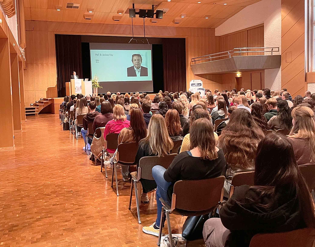 Studierende in der Jahnhalle Geislingen