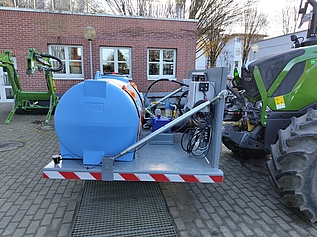 Wassertank und Technik von links 