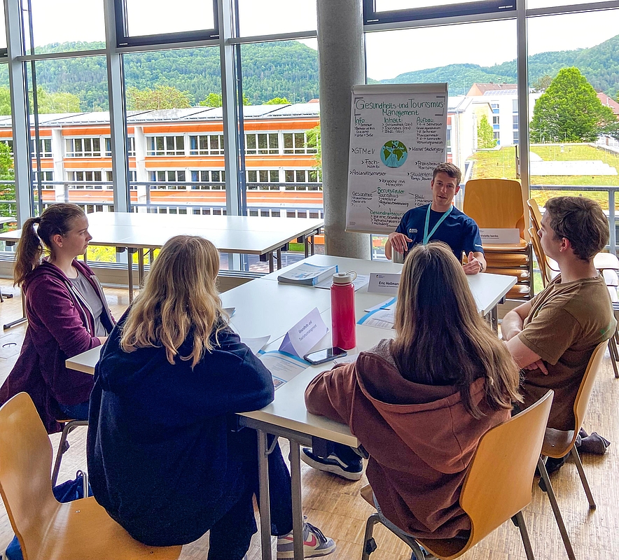 Kleine Gruppe am Tisch