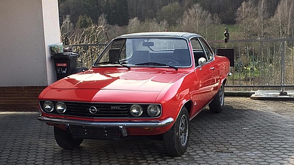 Roter Opel Manta A parkt auf einem privaten Grundstück.