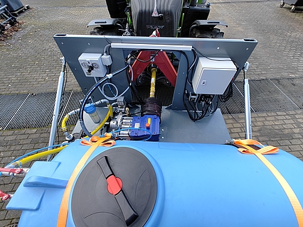 Der Wassertank und die Technik aus der Nähe fotografiert