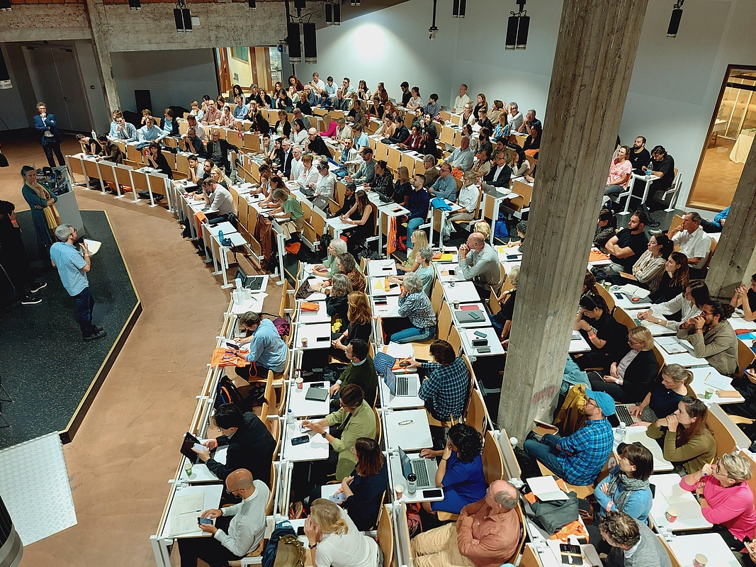 Konferenzraum mit Teilnehmenden