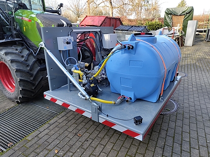 der Traktor mit dem Wassertank und der Technik von rechts 