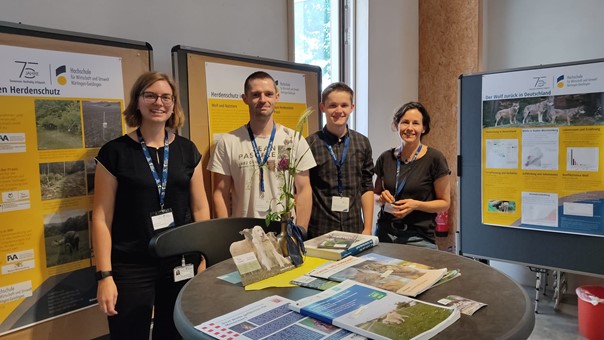 Das ILU Team vor den Präsentationstafeln 