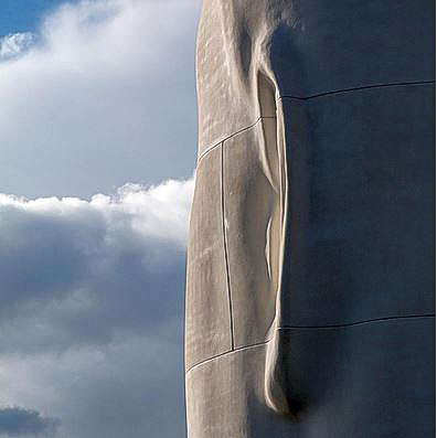 Seitenansicht eines Gesichts aus Stein, dass auf Wolken schaut