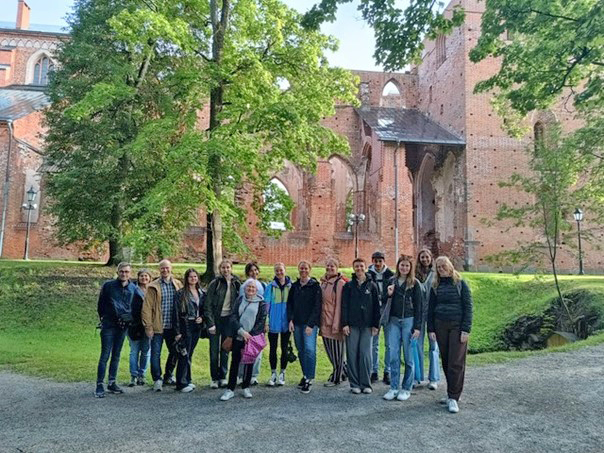 Gruppenbild vor altem Gemäuer